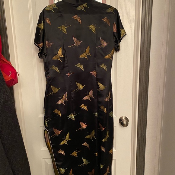 Traditional Chinese Dress - Picture 2 of 6